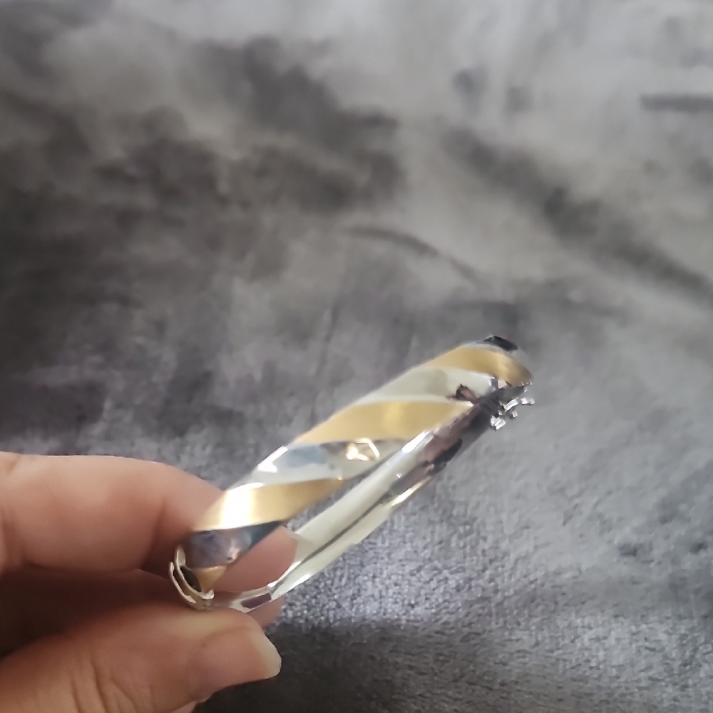 14K Italian Gold Bracelet. Size 7.25-7.5 Tiny Unnoticable dent. Priced Low Accor
